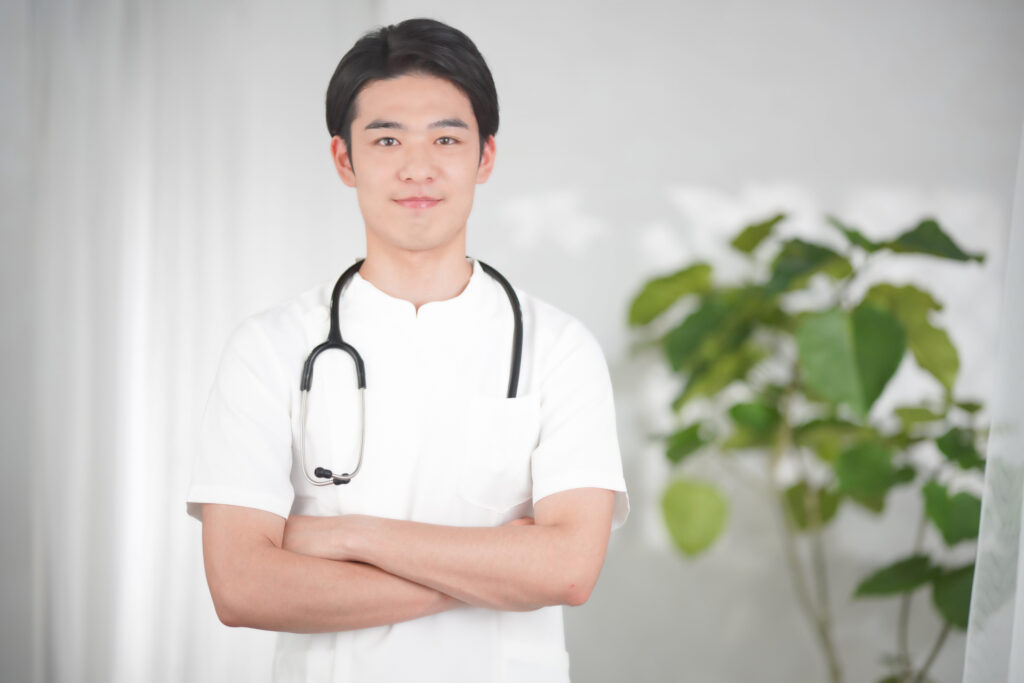 男性看護師離職率 腕を組む男性看護師