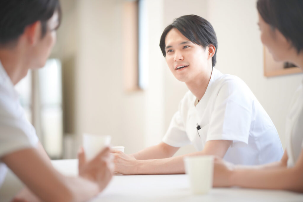 男性看護師離職率 スタッフと過ごす男性看護師