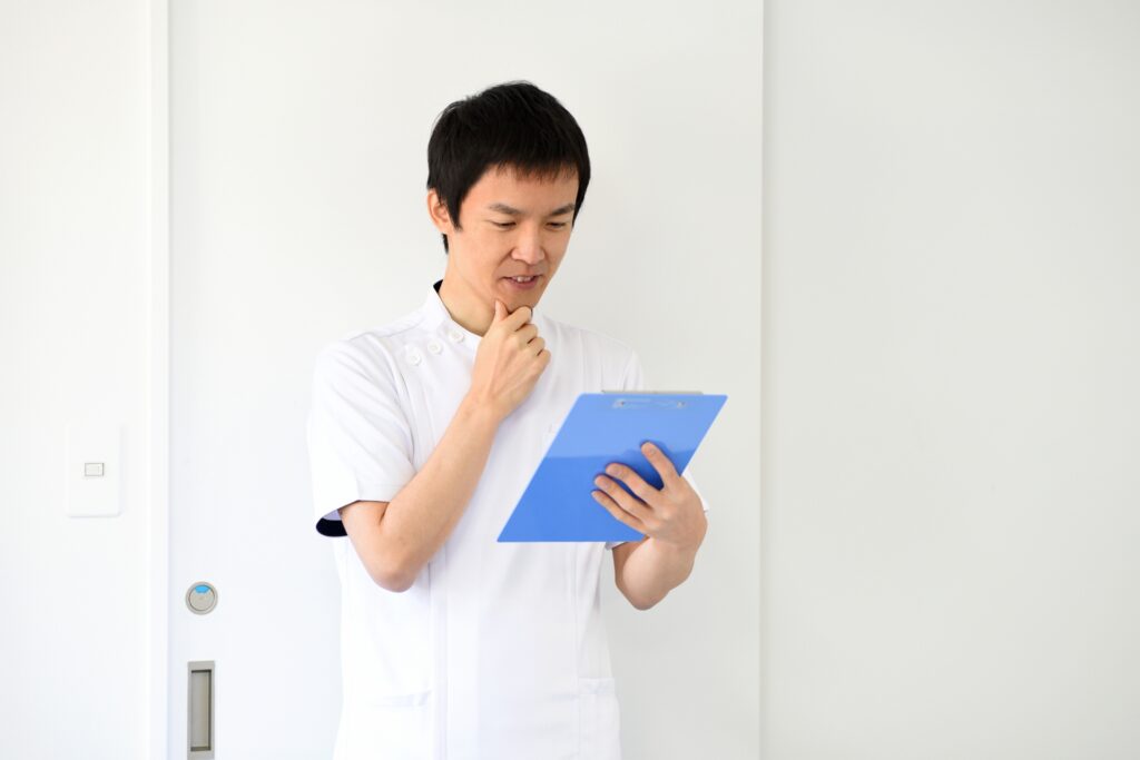男性看護師離職率 考えごとをしている男性看護師